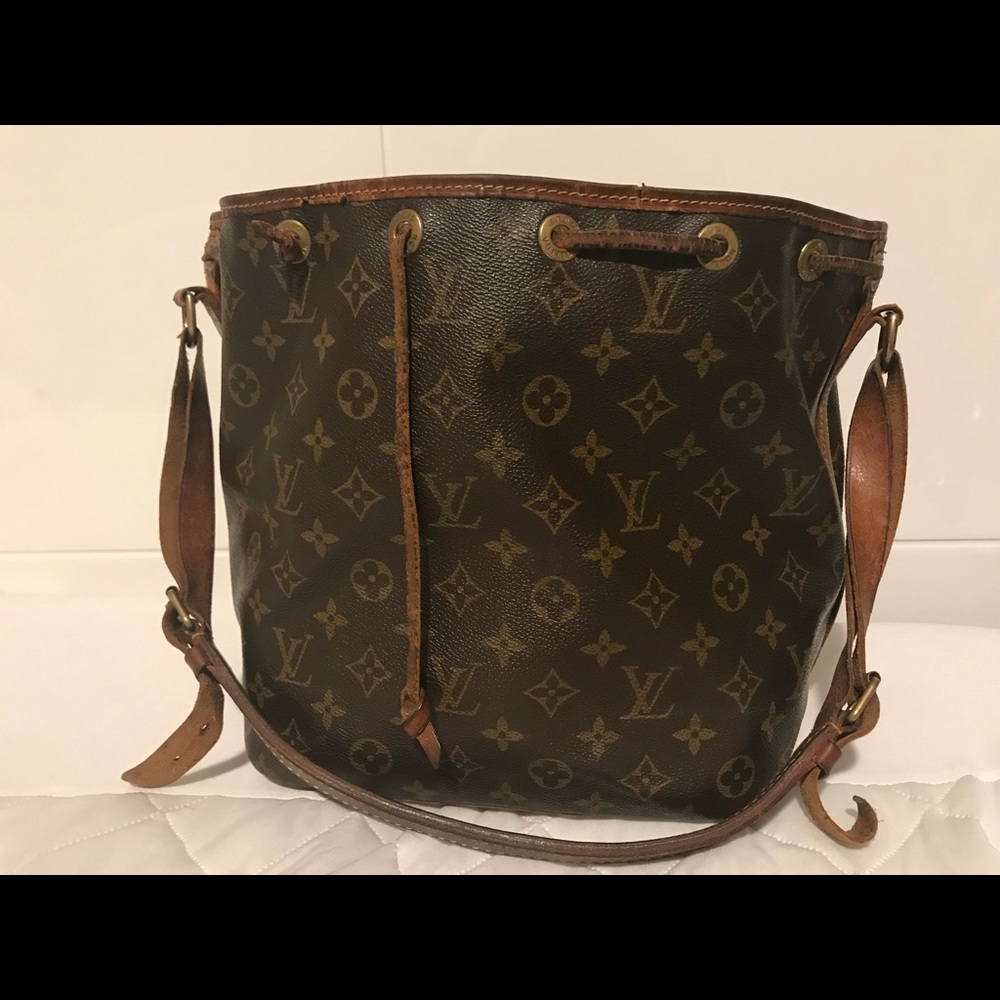 Louie Vuitton bucket bag authentic